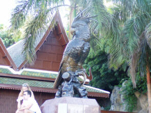 Eingang, der links und rechts mit einem riesigem Kakadu verziert wurde!